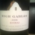 Lørdag aftens rødvin blev denne sydafrikaner fra 2006, som udelukkende er lavet på Shiraz-druer. Dette kan give en ret intens samg, men hvordan falder vinen i min smag? Passer den...