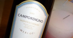 Campordigno Montescidaio Merlot – en god hverdagsvin Lige efter nytår havde fruen fødselsdag, og hvad var mere oplagt end at servere en vin fra hendes firmajulegave? I firmajulegave fik hun en stor kurv fyldt med lækkerier –...