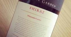 Cottage Garden med masser af frugt En ægte frugtvin fra Australien med en yderst tiltalende smag. En rigtig pleaser.
